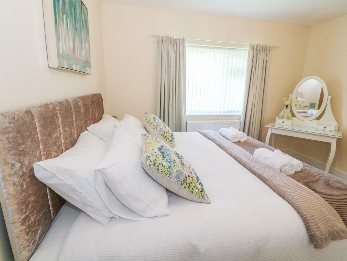Llain Bach Apartment Клангефни Екстериор снимка
